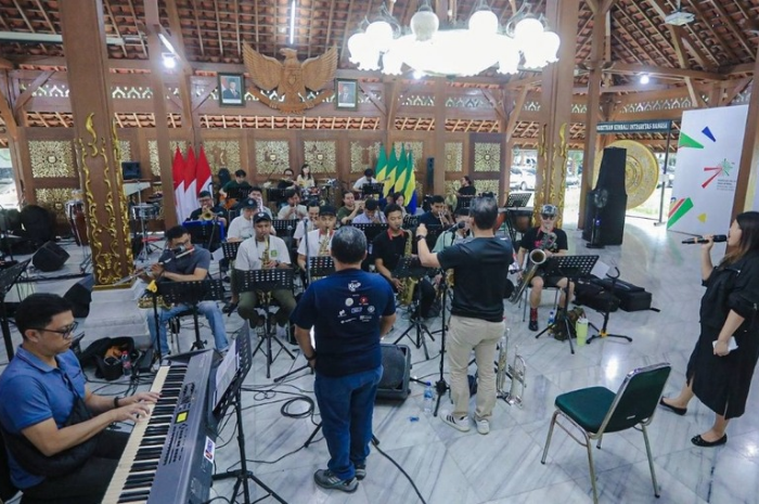 Sesi latihan terakhir Bandung Jazz Orchestra sebelum tampil di Konser Simfoni Merah Putih