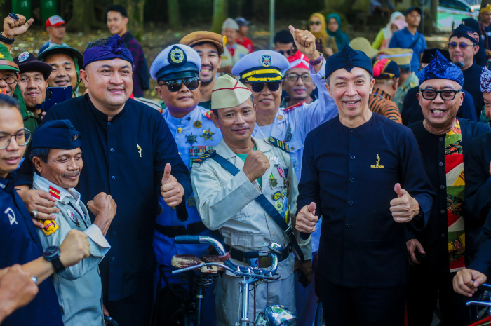 Wali Kota Bogor Dedie A Rachim bersama Bupati Bogor Rudy Susmanto usai menandatangani prasasti bangunan bersejarah di Taman Air Mancur.
