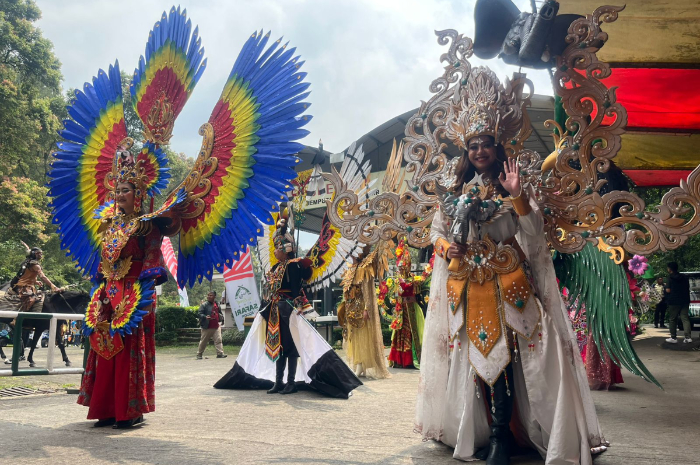 Taman Safari Indonesia (TSI) Bogor menyemarakan HUT ke-80 Kemerdekaan RI melalui acara bertemakan The Forest Carnival.