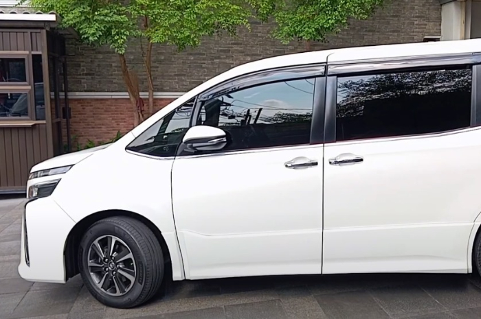 Tampilan Toyota Voxy 2018 ATPM 2.0 Automatic warna putih metallic