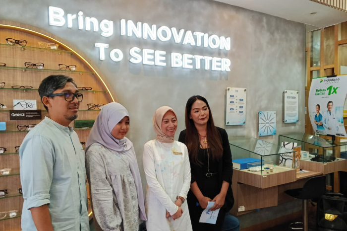 Dokter VIO Optical Clinic Bogor (dua dari kanan) saat menyampaikan tentang terapi Ortho-K.
