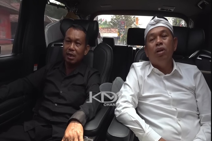 Gubernur Jawa Barat Dedi Mulyadi bersama Pak Dahlan, relawan kebersihan Cikunir.