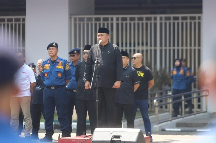 Bupati Bogor saat menghadiri pengibaran Bendera Merah Putih oleh Damkar Bogor di Pakansari