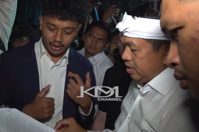 Gubernur Jawa Barat Dedi Mulyadi saat berdiskusi dengan mahasiswa Unpad