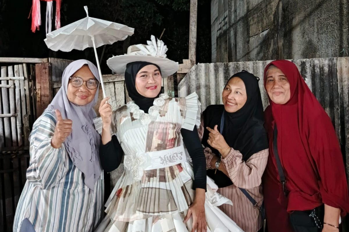 Salah satu busana berbahan daur ulang dalam acara lomba HUT ke-80 RI di Kalimulya Depok.