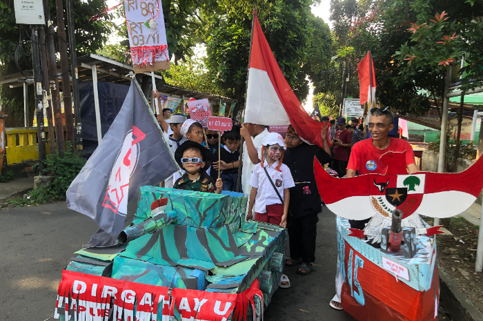 Warga Kebon Pedes Kota Bogor saat mengikuti karnaval HUT ke-80 RI.
