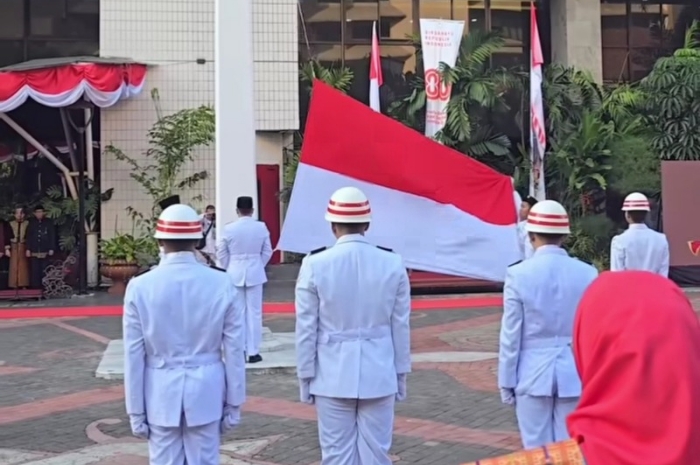 Upacara Hari Kemerdekaan Indonesia di halaman Kemensos.