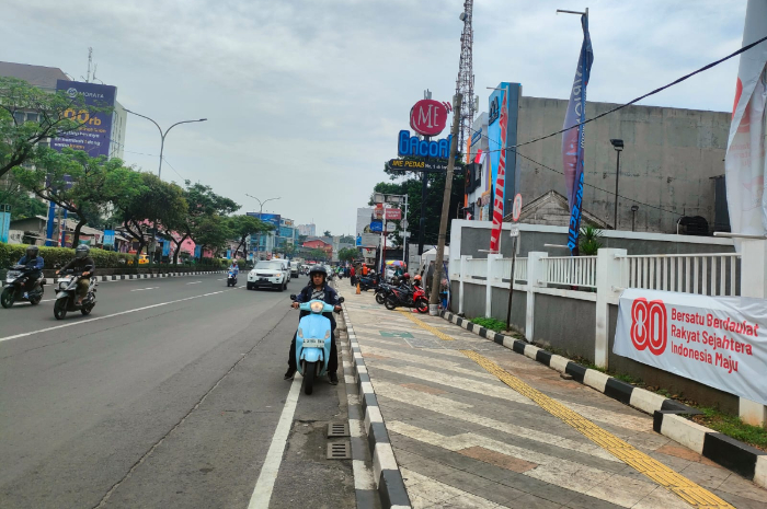 Trotoar di Jalan Margonda Kota Depok jadi lokasi parkir liar Minggu 17 Agustus 2025.