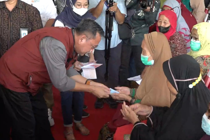 Ilustrasi penyaluran bansos beberapa waktu lalu