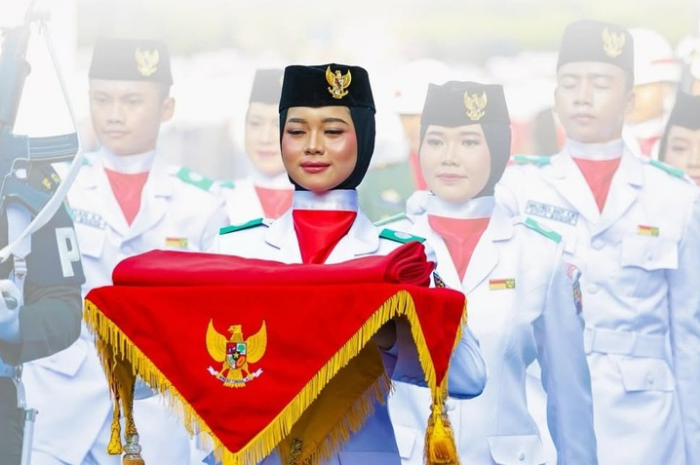 Sosok Khairanisa Fateya Rahman, Paskibraka Kota Bogor saat membawa baki.