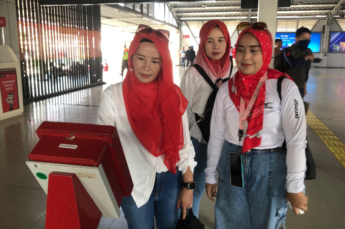 Warga beramai-ramai memadati Stasiun Bogor. Mereka hendak memanfaatkan tarif Rp80
