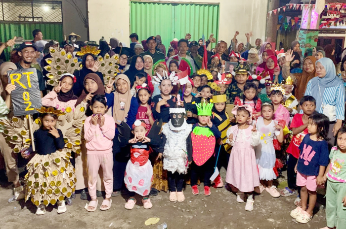 Karnaval costum adat dan nasional yang digelar warga RW 09 Desa Cicadas, Gunung Putri, Kabupaten Bogor.