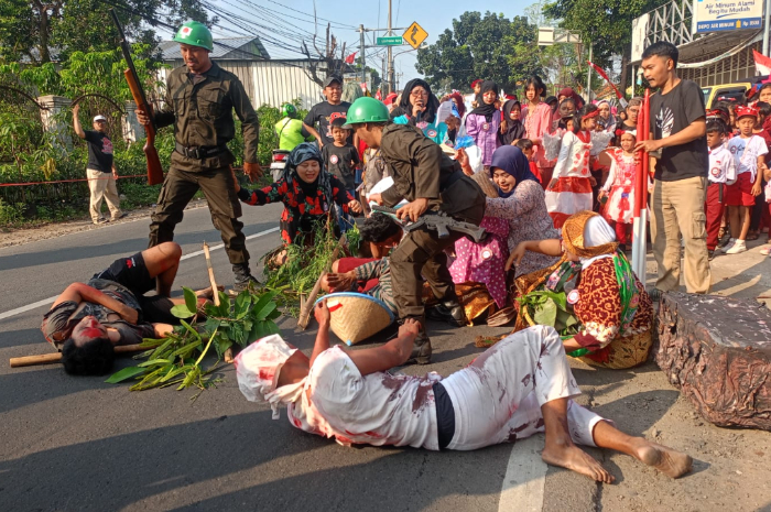 Pertunjukan teatrikal warga Kelurahan Pondok Rajeg dalam meriahkan HUT ke-80 RI.