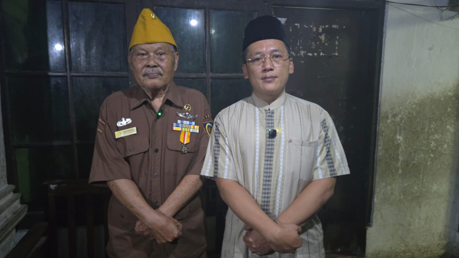 Kepala Dinas Sosial Kabupaten Bogor, Farid Maruf saat berkunjungan ke rumah M. Ali Punsu, seorang veteran di Kampung Kaumpandak, Kelurahan Karadenan, Kecamatan Cibinong.