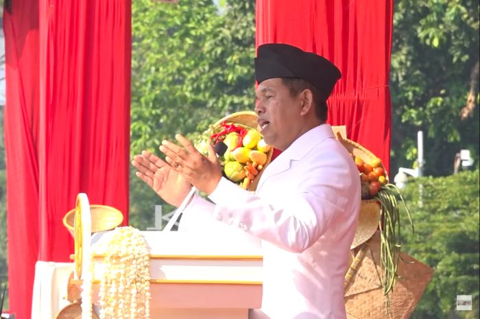 Gubernur Jawa Barat Dedi Mulyadi saat memimpin upacara HUT RI ke-80 di Lapangan Gasibu.&nbsp;