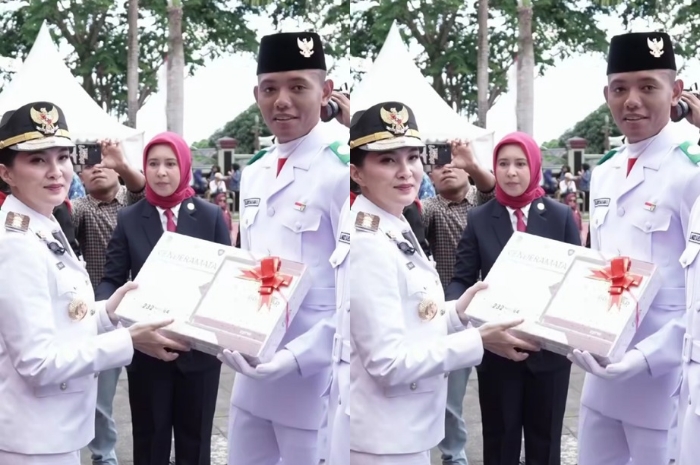 Gubernur Maluku Utara Sherly Tjoanda memberikan hadiah untuk petugas Paskibraka.