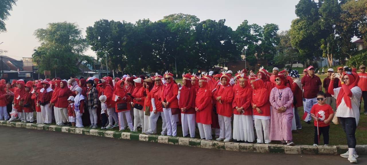 Suasana peringatan HUT ke-80 Kemerdekaan RI di Komplek Perumahan Indraprasta I, Kelurahan Bantarjati, Kota Bogor.