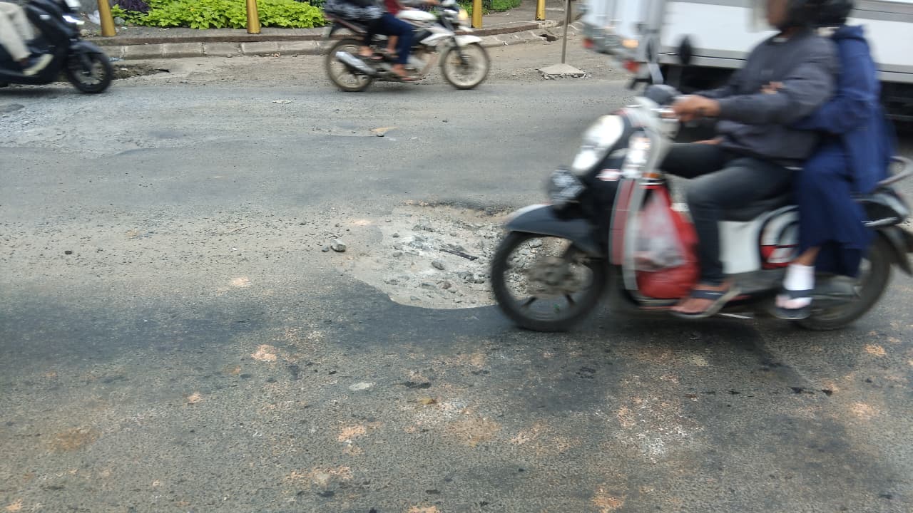 Pantauan Radar Bogor soal kondisi Jalan Pahlawan, Kecamatan Citeureup, Kabupaten Bogor, yang berlubang, Senin 18 Agustus 2025.