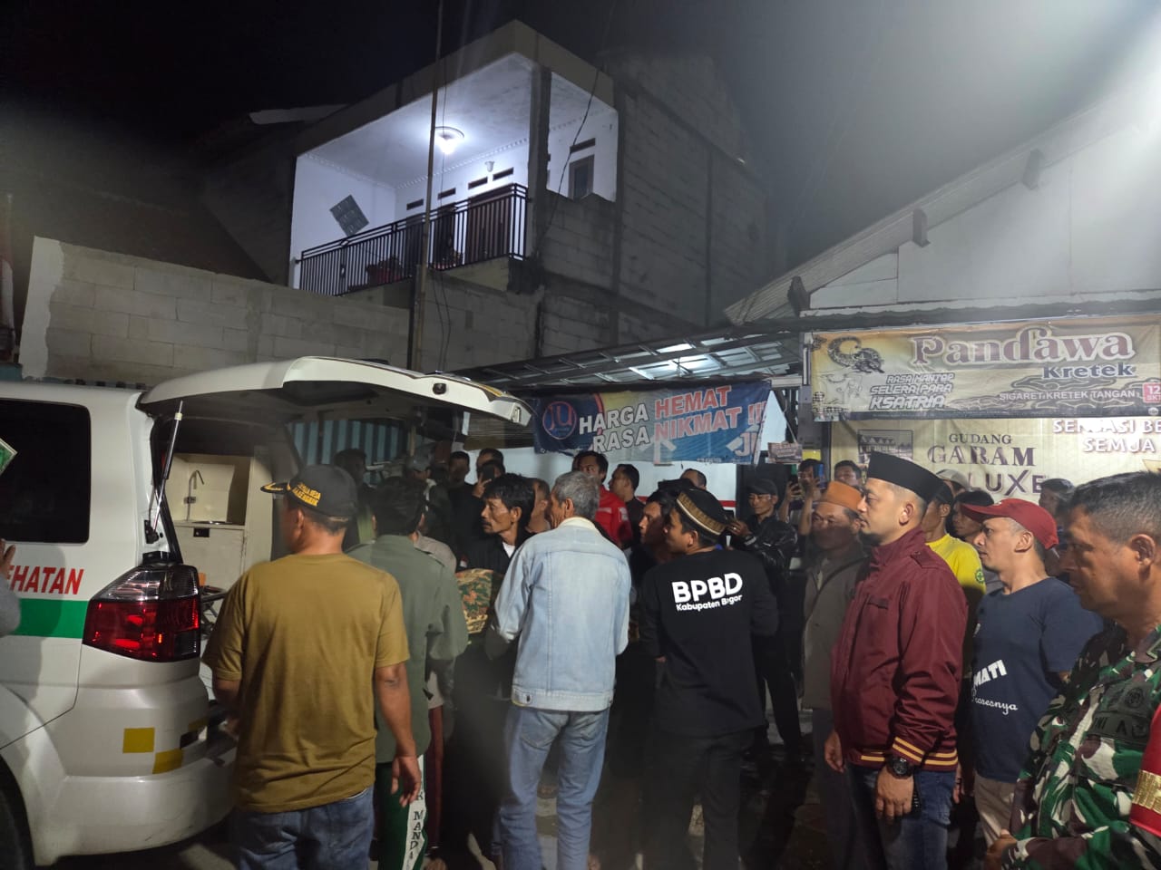 Suasana pemakaman korban bentrok antar warga di Kampung Peuteuy, Desa Kalongsawah, Kecamatan Jasinga, Kabupaten Bogor pada Minggu 17 Agustus 2025.