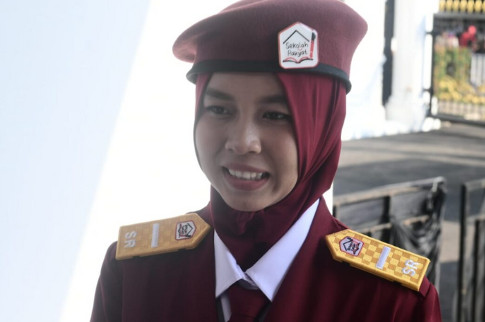 Laela Ali sebagai salah satu pelajar Sekolah Rakyat turut berpartisipasi dalam acara HUT RI ke-80 sebagai paduan suara.