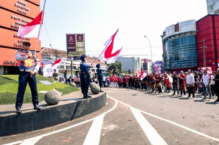 Momen Kota Bandung serempak berhenti sejenak untuk menghormati bendera.