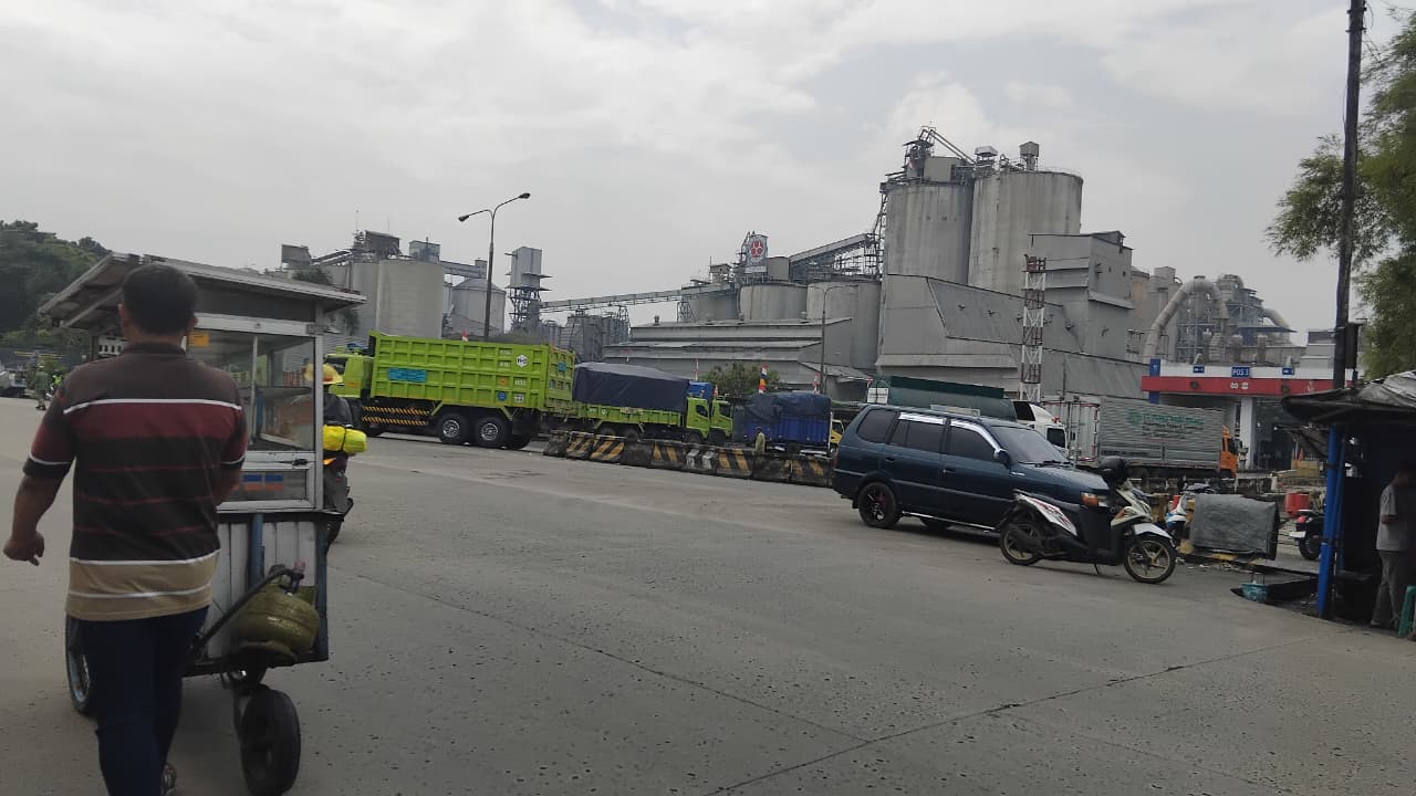 PT Indocement Tunggal Prakasa Tbk, tampak dari seberang Jalan Raya Citeureup, Kabupaten Bogor.