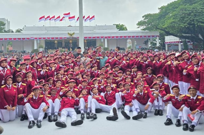 Tim Paduan Suara Sekolah Rakyat yang tampil pada acara HUT RI ke-80