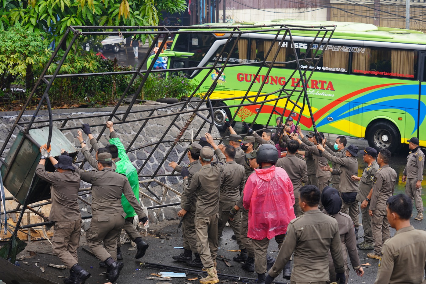 Petugas Satpol PP saat melakukan penertiban pangkalan ojek di Kranggan, Citeureup, Kabupaten Bogor.