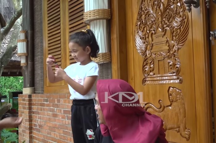 Gubernur Jawa Barat Dedi Mulyadi saat didandani oleh sang putri, Nyi Hyang