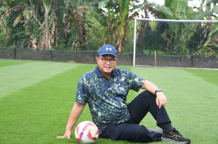 Rektor IPB University, Prof. Arif Satria, saat berada di&nbsp;fasilitas mini soccer Kebun Percobaan Sukamantri IPB University yang menggunakan rumput Matrella.