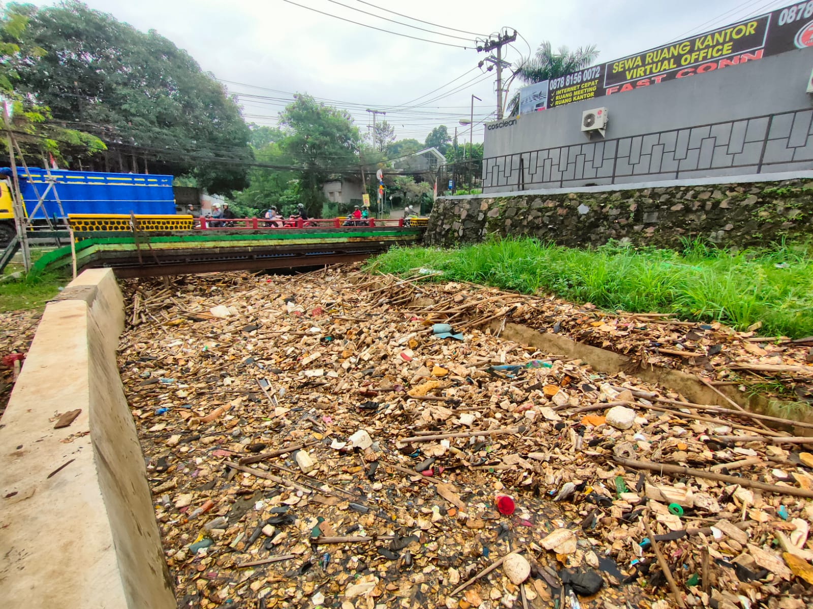 Penampakan sampah menumpuk di Kali Pesanggrahan Sawangan, Kota Depok, Selasa 19&nbsp;Agustus&nbsp;2025.