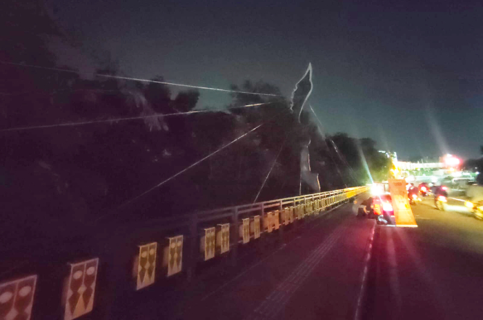 Kondisi lampu hias  Jembatan GDC Kota Depok yang padam