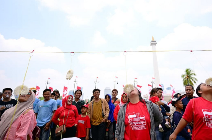 Masyarakat mengikuti pesta rakyat di Monumen Nasional pada hari HUT RI ke-80