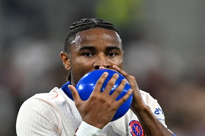 Nkunku dengan selebrasi khasnya yakni meniup balon.