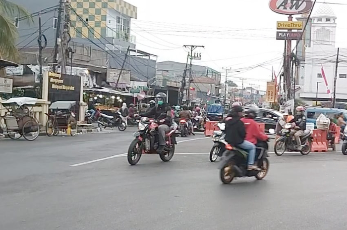 Pantauan sistem satu arah di lingkar Pasar Citeureup, Kabupaten Bogor.
