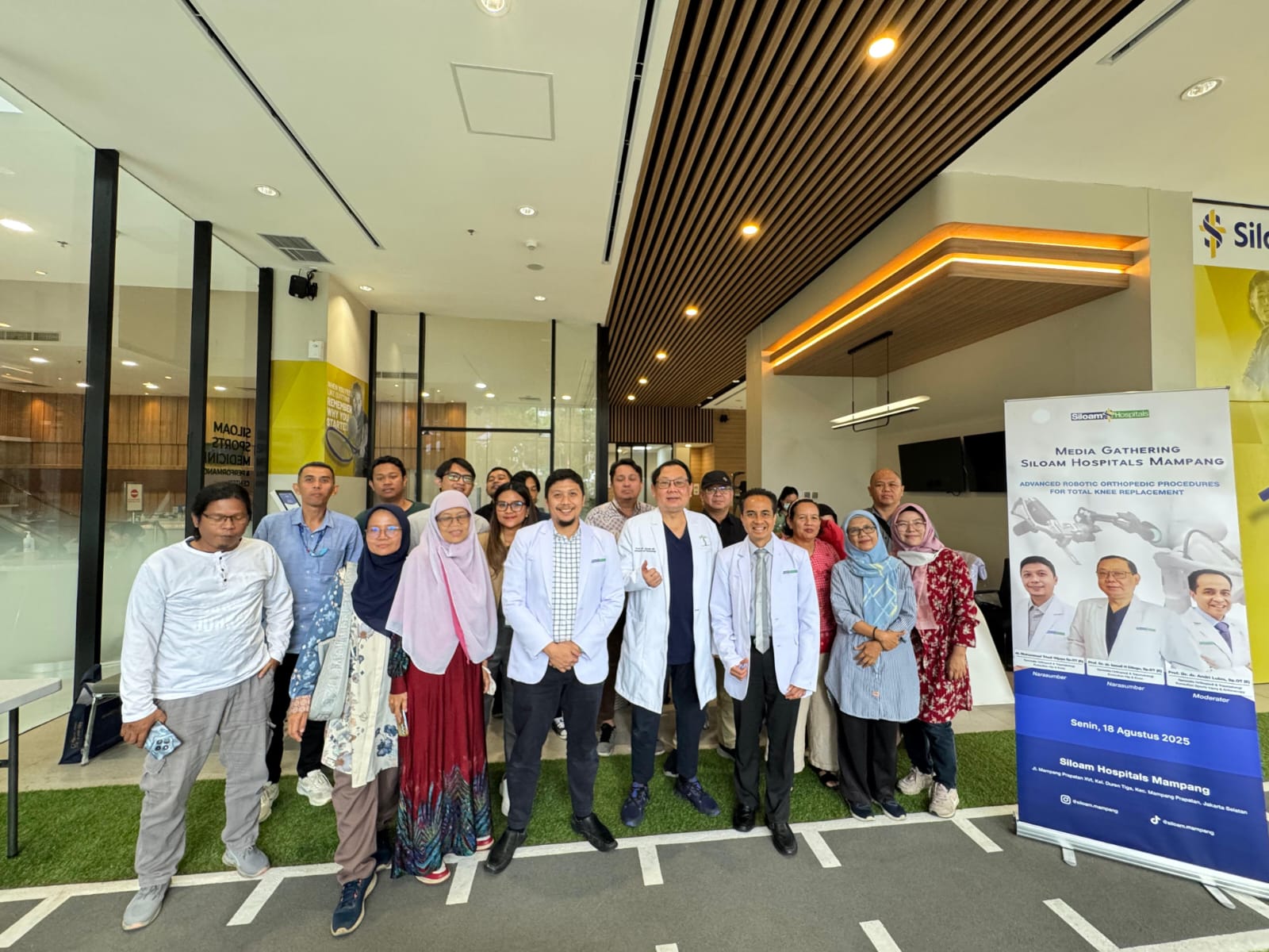 Siloam Hospitals Mampang Hadirkan Robot Canggih.