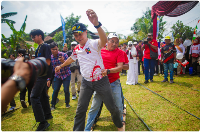 Wali Kota Bogor Dedie A Rachim saat mengikuti rangkaian lomba di pesta rakyat.