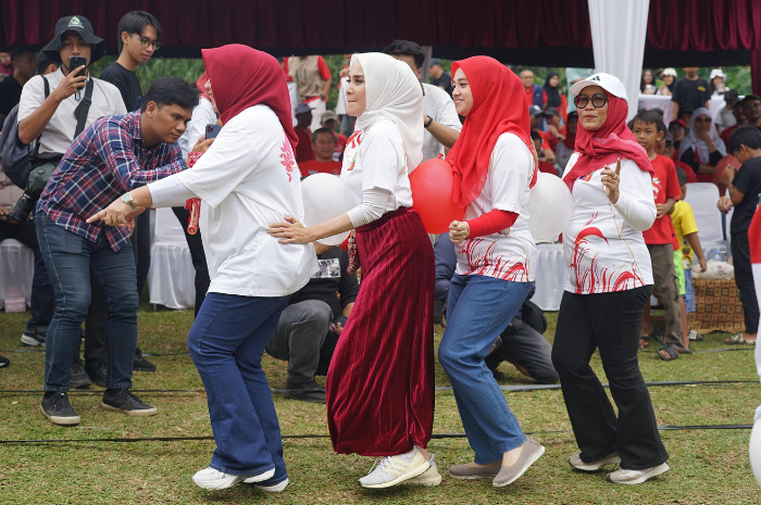 Yantie Rachim mengikuti lomba Pesta Rakyat yang digelar di Kelurahan Kayumanis Kota Bogor.