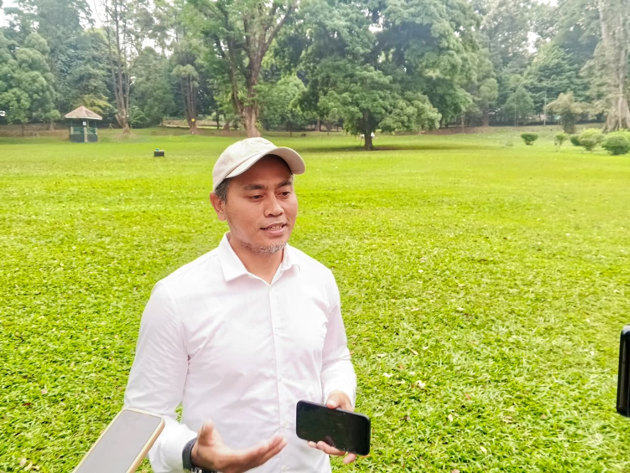 General Manager Corporate Communication PT MNR, Zaenal Arifin saat menjelaskan mengenai tuduhan pungli di Kebun Raya Bogor.