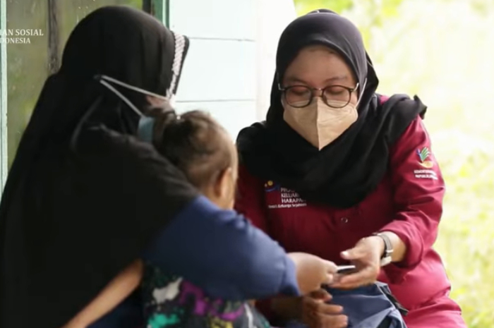 Pendamping sosial saat bertemu dengan penerima bansos.