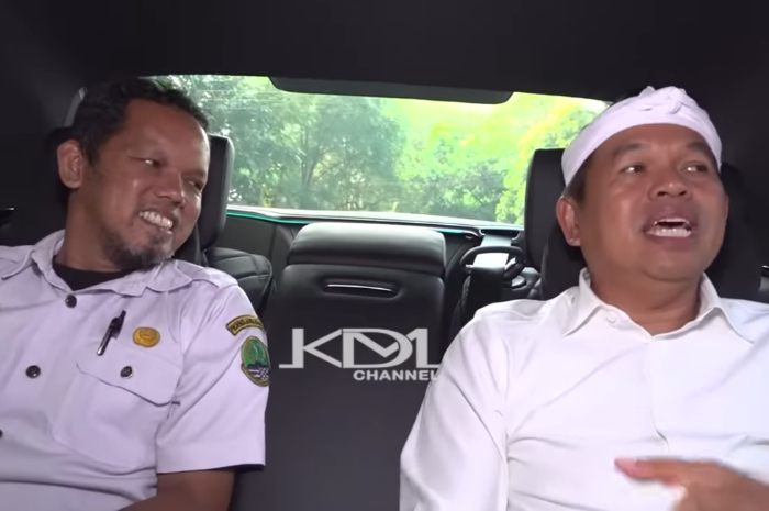 Gubernur Jawa Barat Dedi Mulyadi bersama Nopi Sopani, guru seni dari SMA 15 Garut