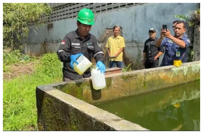 Petugas Dinas Lingkungan Hidup (DLH) Kabupaten Bogor, saat uji limbah pabrik yang diduga dibuang ke Kali Citeureup, Kamis 21 Agustus 2025.