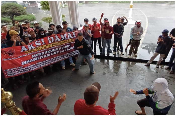 Aksi damai di Balai Kota Bogor mendukung Rehabilitasi GOR Pajajaran.