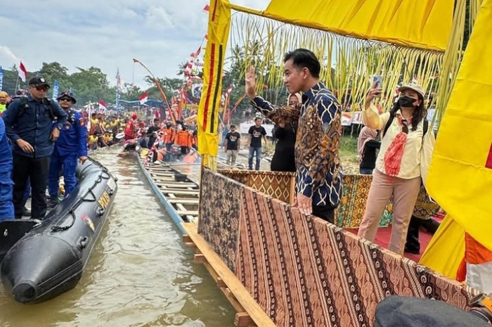 Wakil Presiden Gibran Rakabuming Raka saat mengunjungi Festival Pacu Jalur Riau 2025.&nbsp;