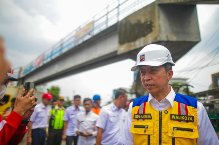 Caption: Wali&nbsp;Kota Bogor Dedie A Rachim saat meninjau JPO Paledang pasca ditutup.&nbsp;