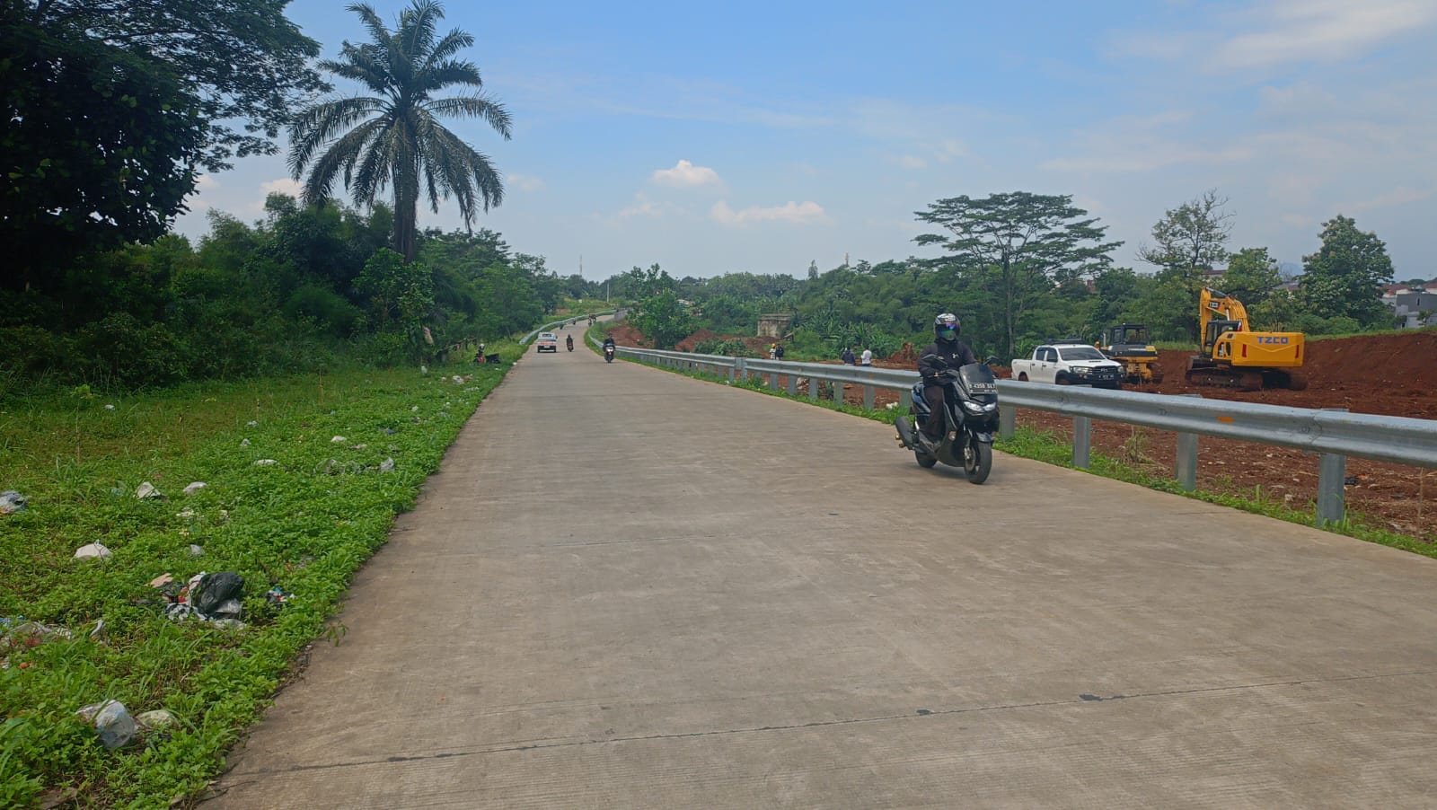 Jalan Raya Bomang, yang menghubungkan Kecamatan Bojonggede dengan Kemang, Kabupaten Bogor, tengah dilanjutkan pembangunan.