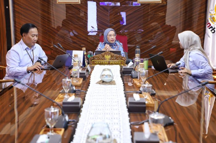 MenPAN RB Rini Widyantini saat memberikan pengarahan pada Rapat Koordinasi Percepatan Penetapan SK CPNS dan PPPK beberapa waktu lalu.