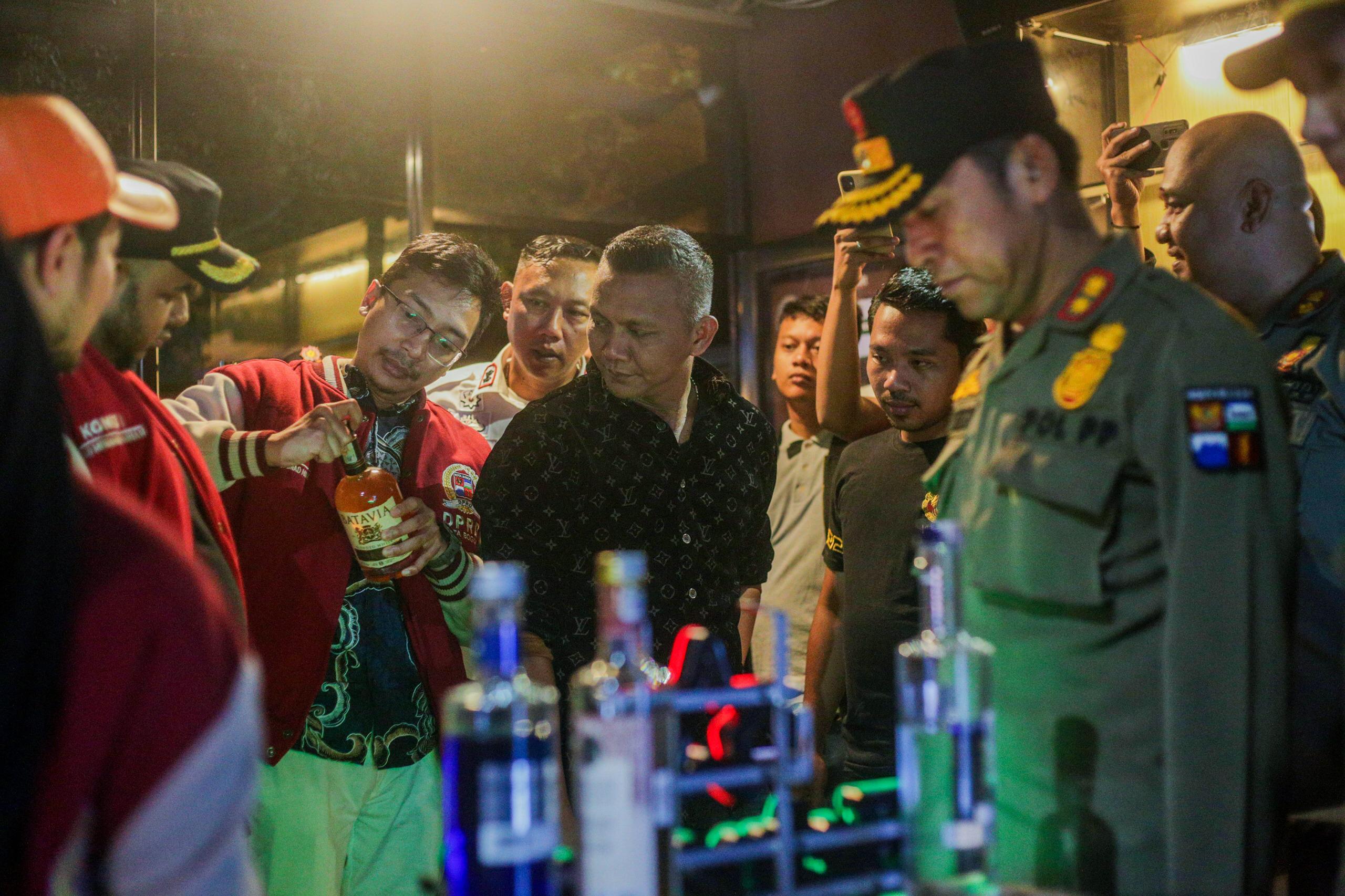 Wakil Wali Kota Bogor saat memimpin operasi miras. Ribuan botol miras berhasil disita.