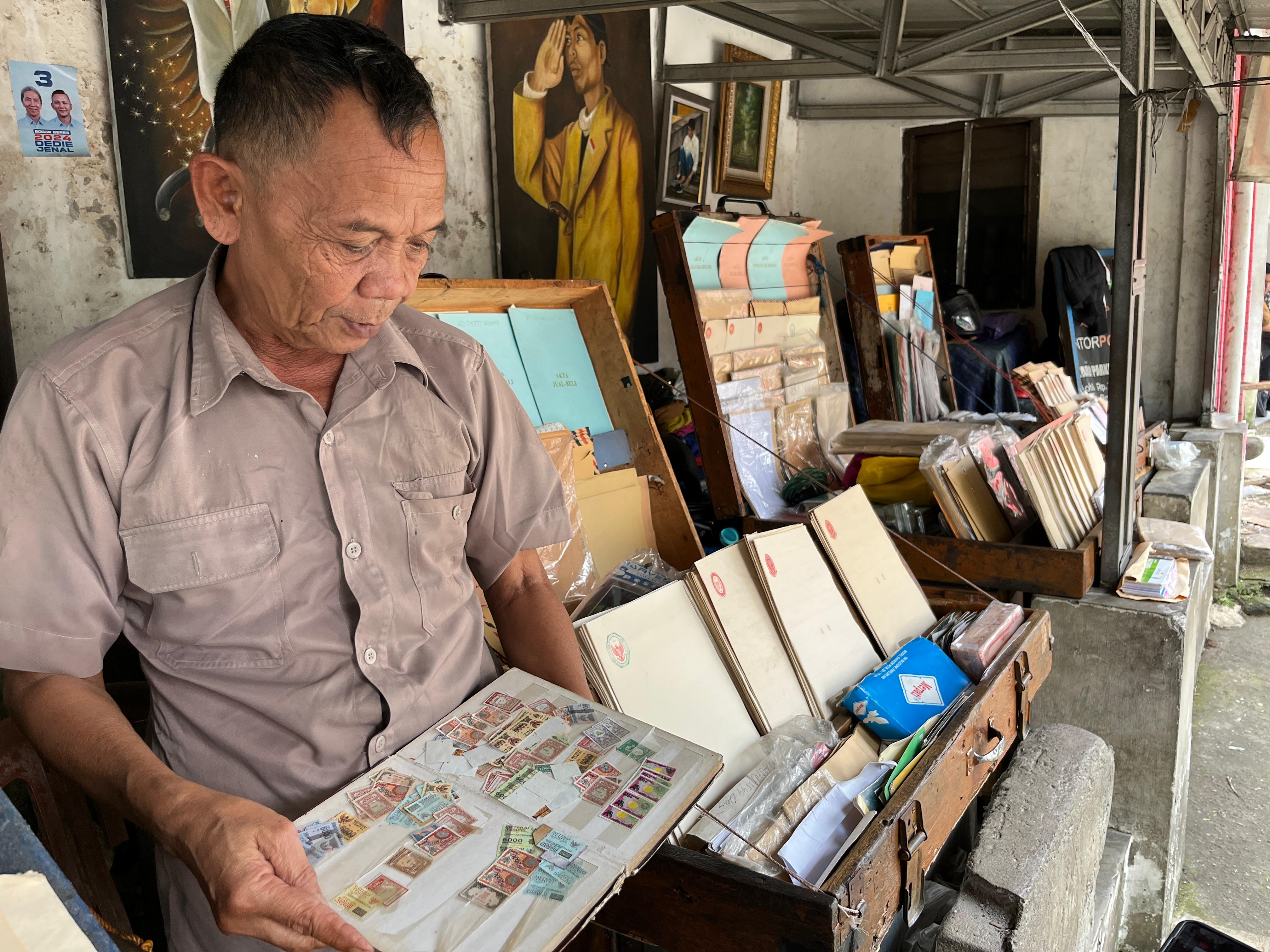 Dulu ramai, kini sunyi. Penjual perlengkapan pos di Bogor tetap bertahan di tengah gempuran era digital.