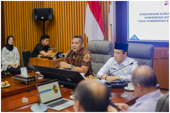 Wakil Wali Kota Bogor Jenal Mutaqin bersama saat melakukan koordinasi lintas wilayah bersama Wakil Wali Kota Bandung, Erwin. Dalam koordinasi itu disampaikan program penanganan stunting.